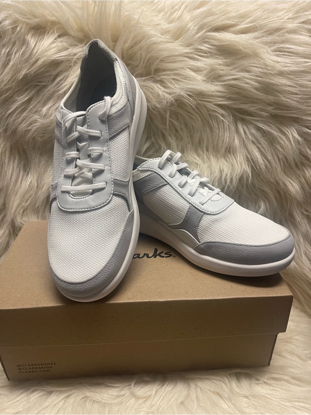 NWT Clarks Men’s White & Light Gray Casual Sneakers SIZE 9.